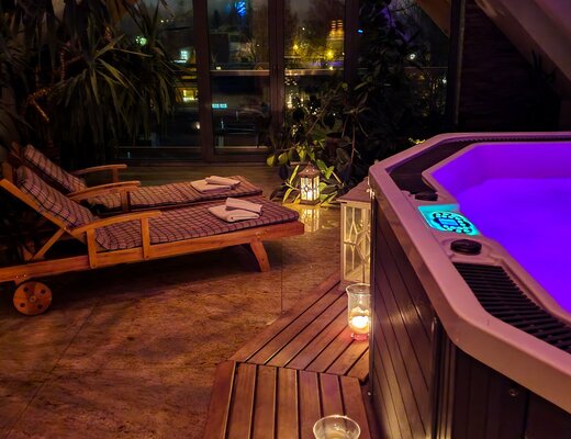 strefa wellness&spa po zmroku, oświetlone jacuzzi