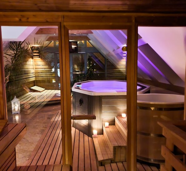 strefa wellness&spa, widok z sauny, oświetlone jacuzzi