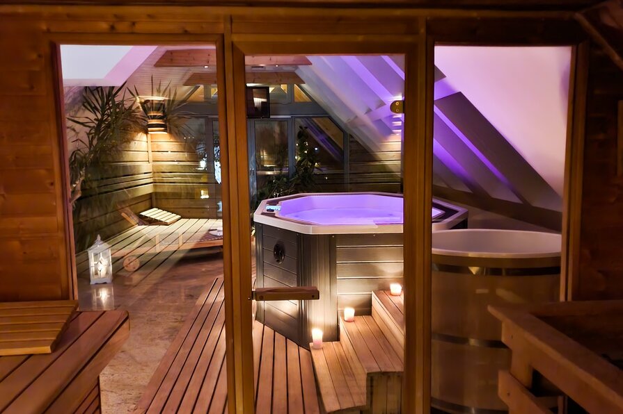 strefa wellness&spa, widok z sauny, oświetlone jacuzzi