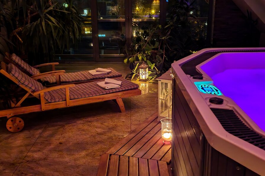 strefa wellness&spa po zmroku, oświetlone jacuzzi