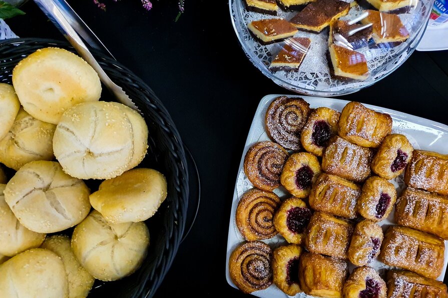 świeże wypieki, słodkie przekąski, kajzerki z białym sezamem