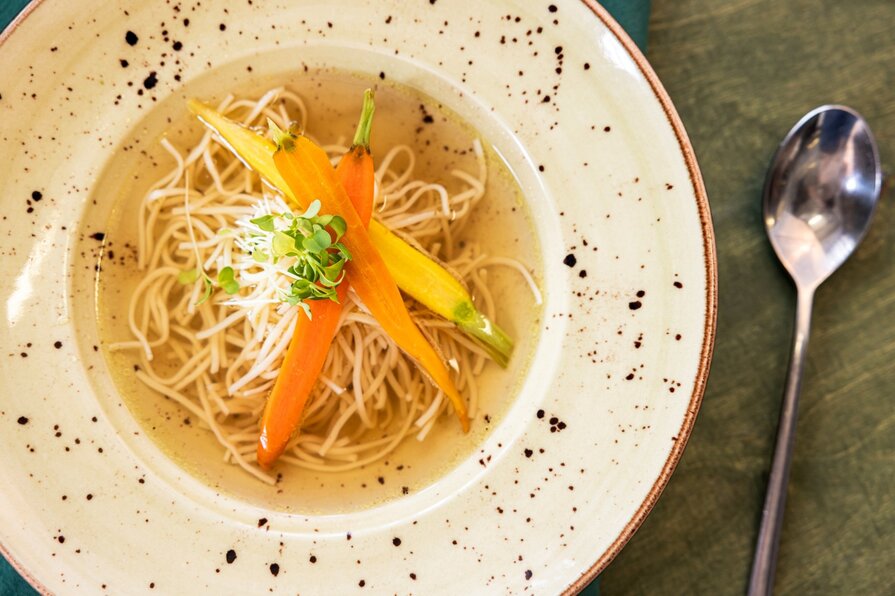 tradycyjny obiad, rosół z marchwią, artystyczne podanie