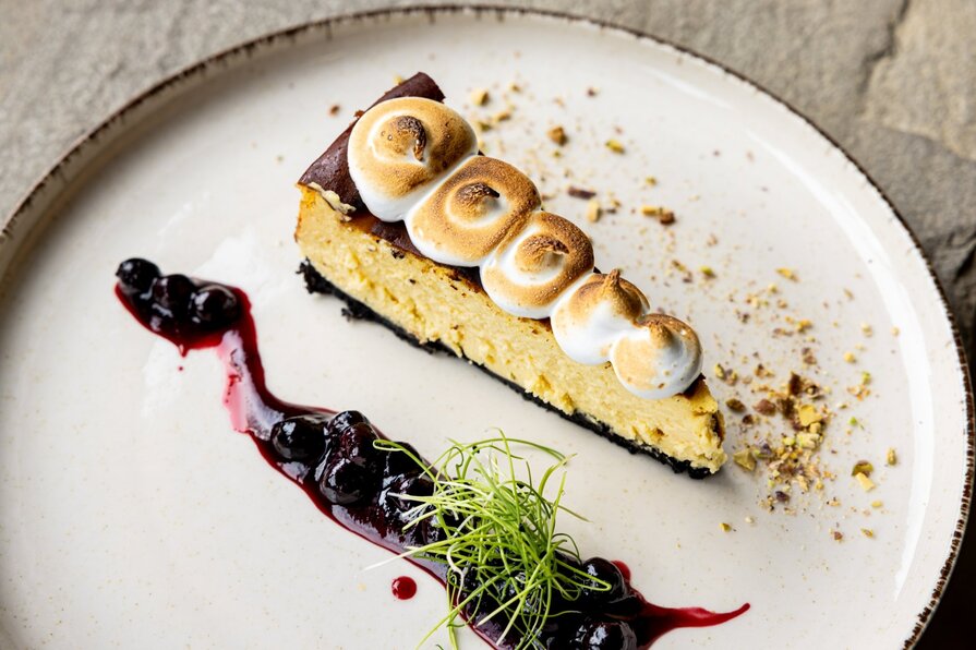 gustowny deser, sernik z wiśniami