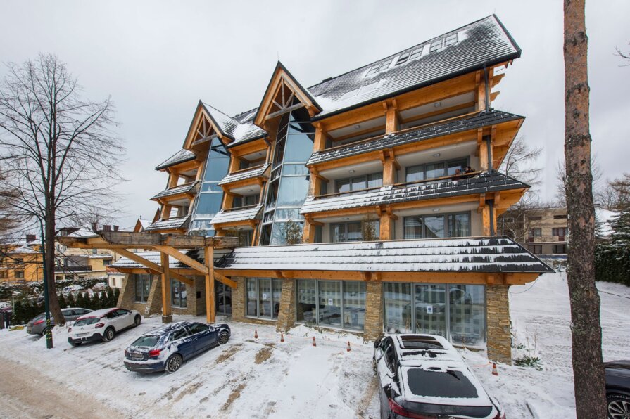 hotel rysy zakopane, widok budynku w zimie, niebanalny design, parking hotelowy