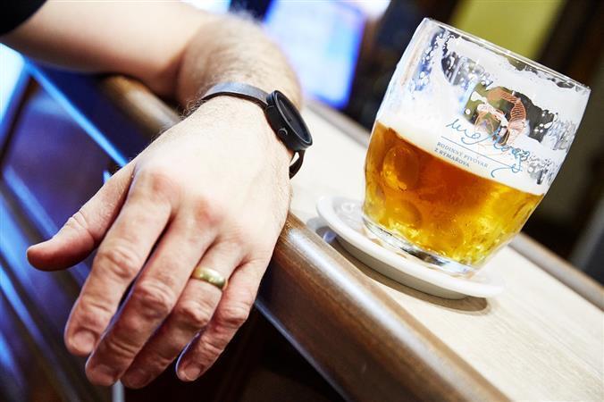 Host si vychutnává jantarové pivo z rodinného pivovaru Morous v Hotelu Slunce Rýmařov v Jeseníkách v příjemné hotelové restauraci.