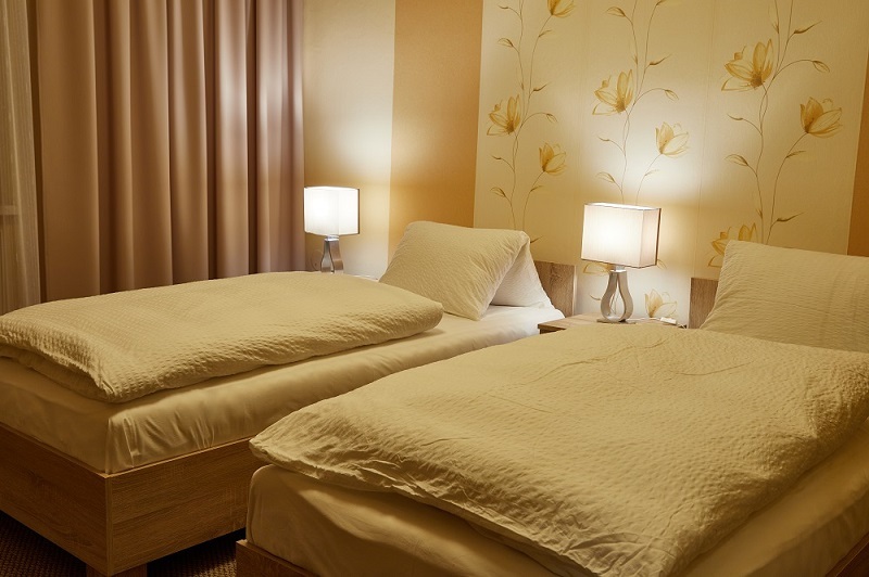 Ložnice rodinného apartmánu v Hotelu Slunce Rýmařov v Jeseníkách s pohodlnými lůžky pro klidný rodinný pobyt.