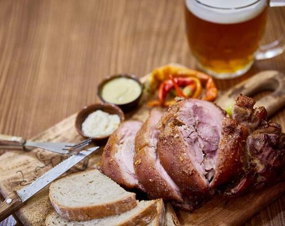 Grilované vepřové koleno v restauraci Hotelu Slunce Rýmařov v Jeseníkách podávané s pivem Morous z rodinného pivovaru Morous.