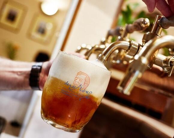 Sládek čepuje pivo z rodinného pivovaru Morous v Hotelu Slunce Rýmařov v Jeseníkách do sklenice s logem Morous v hotelové restauraci.