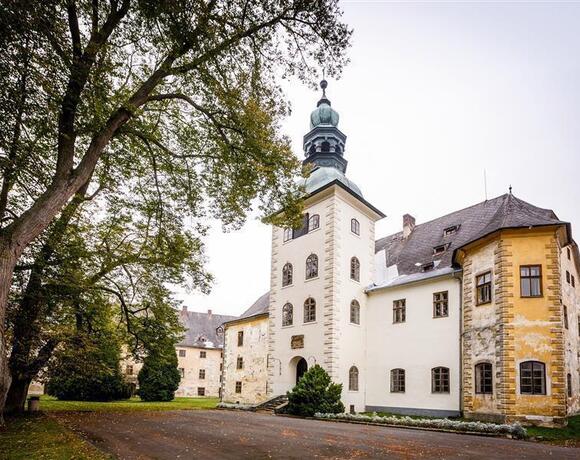 Státní zámek Janovice u Rýmařova v Jeseníkách jako oblíbený tip na výlet v okolí Hotelu Slunce Rýmařov během vašeho wellness pobytu.