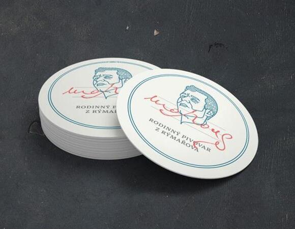 Pivní tácky s logem rodinného pivovaru Morous a znakem města Rýmařov v Hotelu Slunce Rýmařov v Jeseníkách, oblíbené sběratelské kousky.