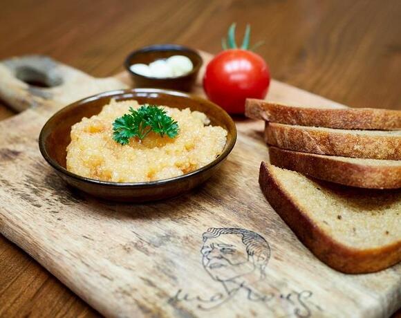 Morousův tvarůžkový tatarák podávaný v restauraci Hotelu Slunce Rýmařov v Jeseníkách jako specialita k pivu z rodinného pivovaru Morous.