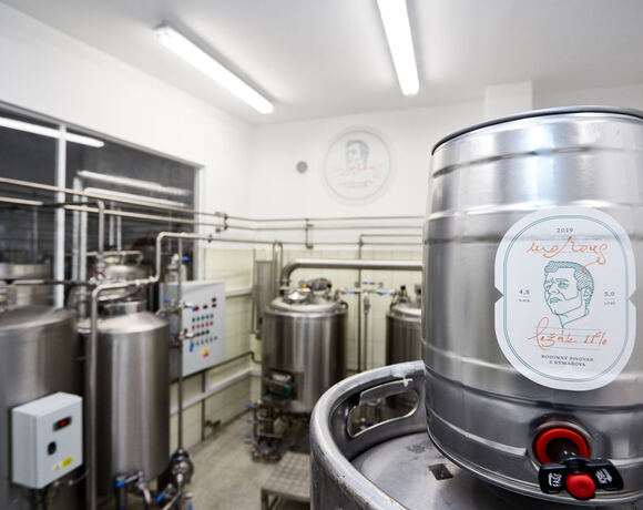 Prostory rodinného pivovaru Morous v Hotelu Slunce Rýmařov v Jeseníkách s nerezovými tanky, kde vaříme vlastní řemeslné pivo.