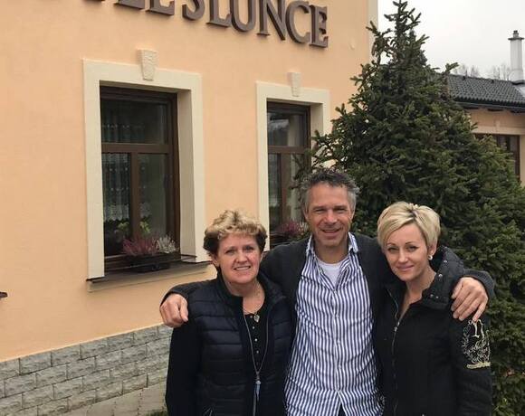Majitelky Hotelu Slunce Rýmařov v Jeseníkách s Jankem Ledeckým při jeho návštěvě a pobytu v našem hotelu.