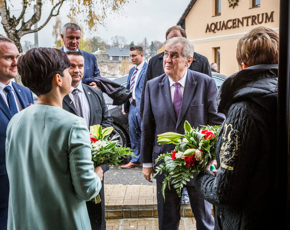 Návštěva pana prezidenta Miloše Zemana v Hotelu Slunce Rýmařov v Jeseníkách při slavnostním přivítání u vstupu do hotelu.