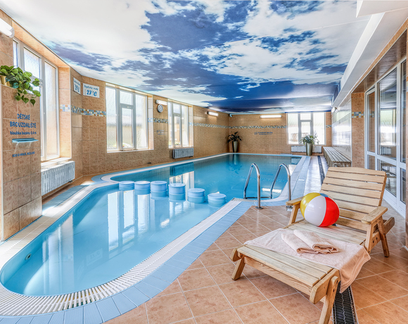 Vnitřní bazén Wellness & Aquacentra Slunce v Rýmařově v Jeseníkách s dětským brouzdalištěm, lehátky a příjemným zázemím pro rodinný odpočinek.