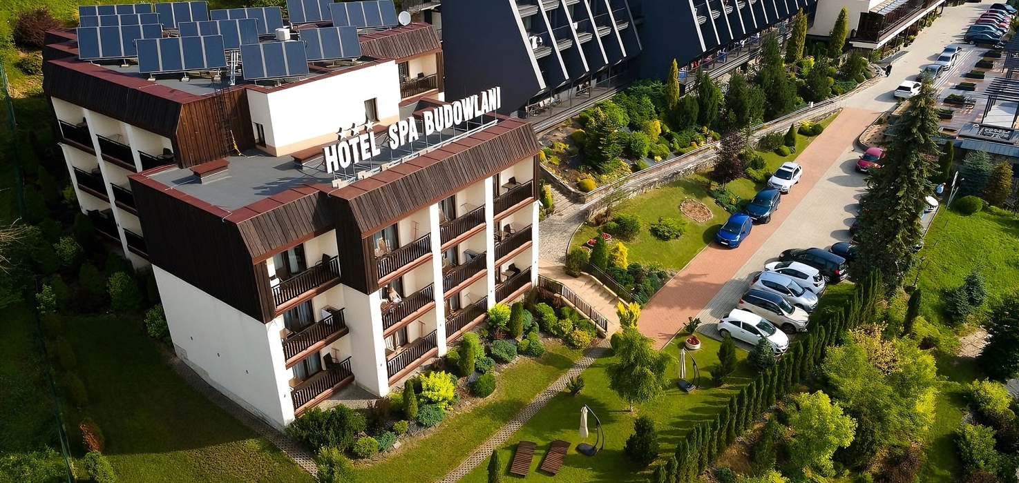 Hotel SPA z balkonami i panelami słonecznymi, tarasami, zadbanymi ogrodami, leżakami i parkingiem przy alei