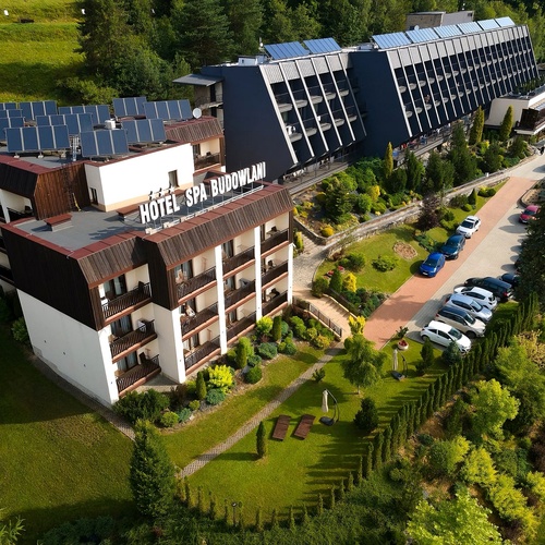 Hotel SPA z balkonami i panelami słonecznymi, tarasami, zadbanymi ogrodami, leżakami i parkingiem przy alei