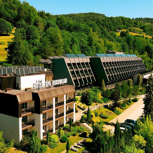 Hotel Spa Budowlani na zielonym wzgórzu, tarasy i balkony, leżaki w ogrodzie, parking i zalesione widoki