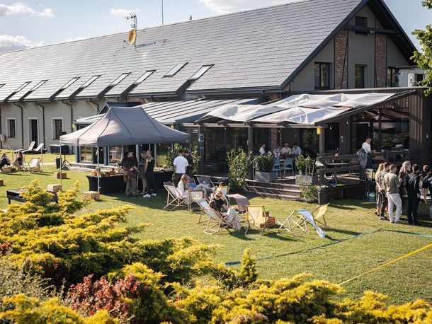 Piknik firmowy w ogrodzie Hotelu Szary Residence pod Krakowem