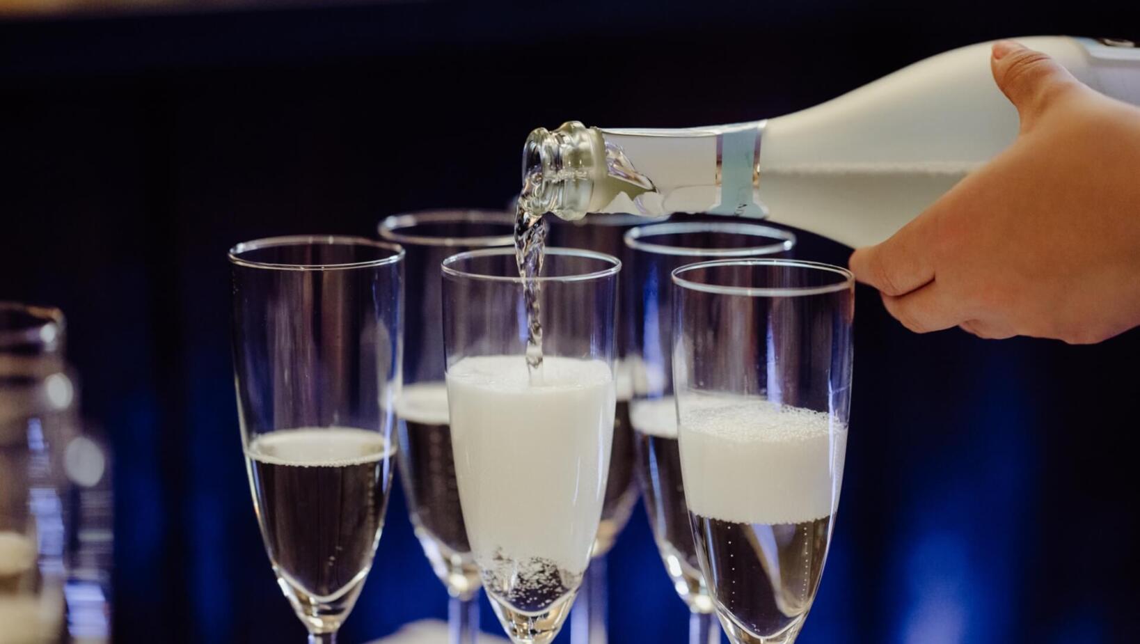 Kieliszki szampańskie, do których nalewany jest trunek podczas uroczystości