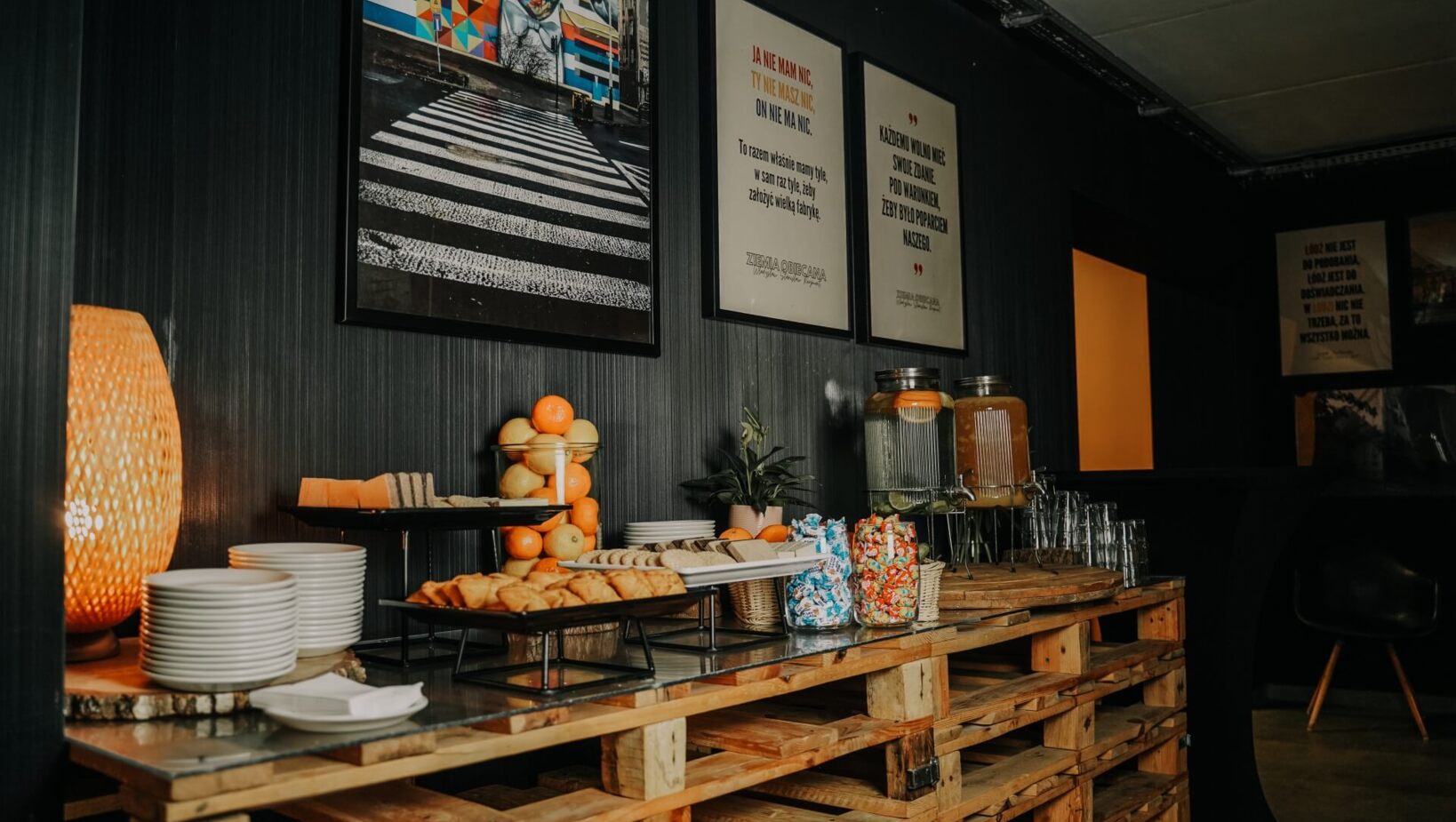 Stoły zastawione świeżymi owocami i przekąskami, catering na konferencję