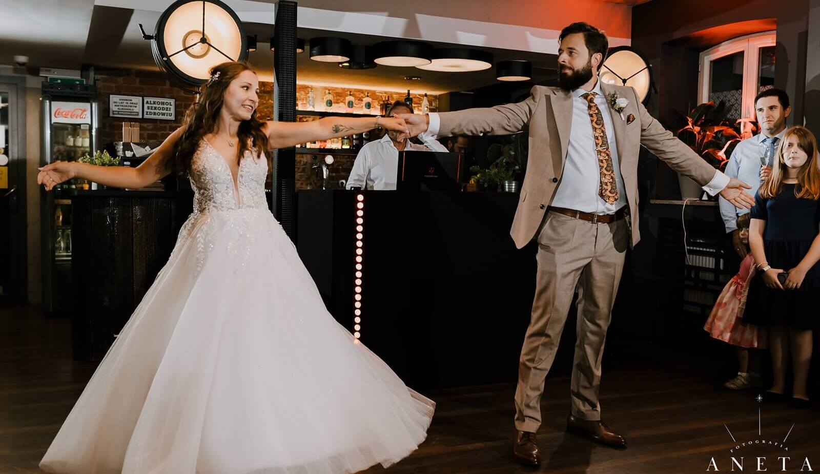 Para młoda podczas pierwszego tańca na przyjęciu weselnym