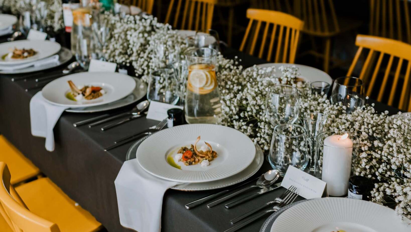 Stół nakryty w rustykalnym stylu z talerzami makaronu gotowego do podania pierwszego dania