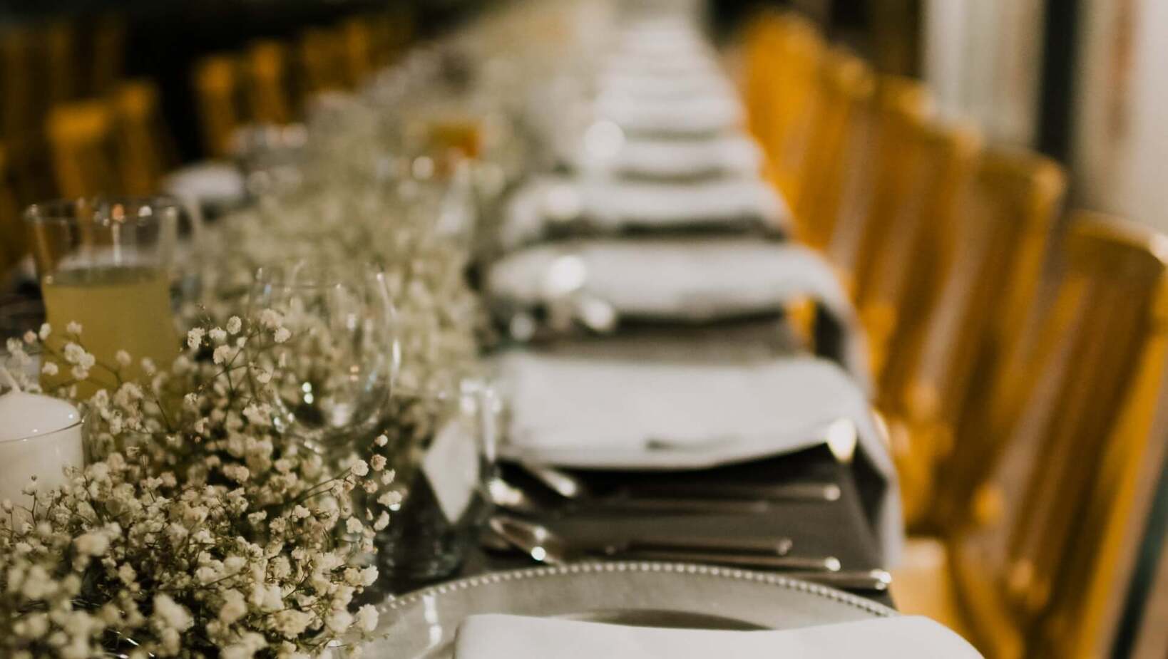 Zbliżenie na elegancko przygotowaną zastawę stołową w sali restauracyjnej