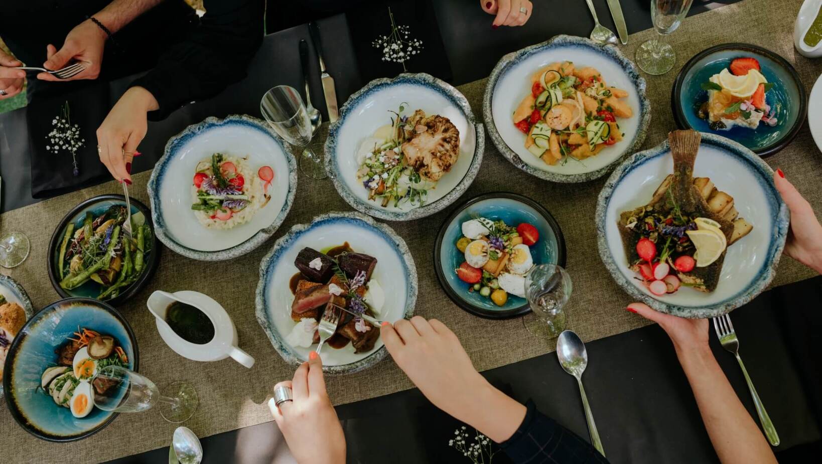 Przykłady dań serwowanych przez restaurację zamówionych przez gości