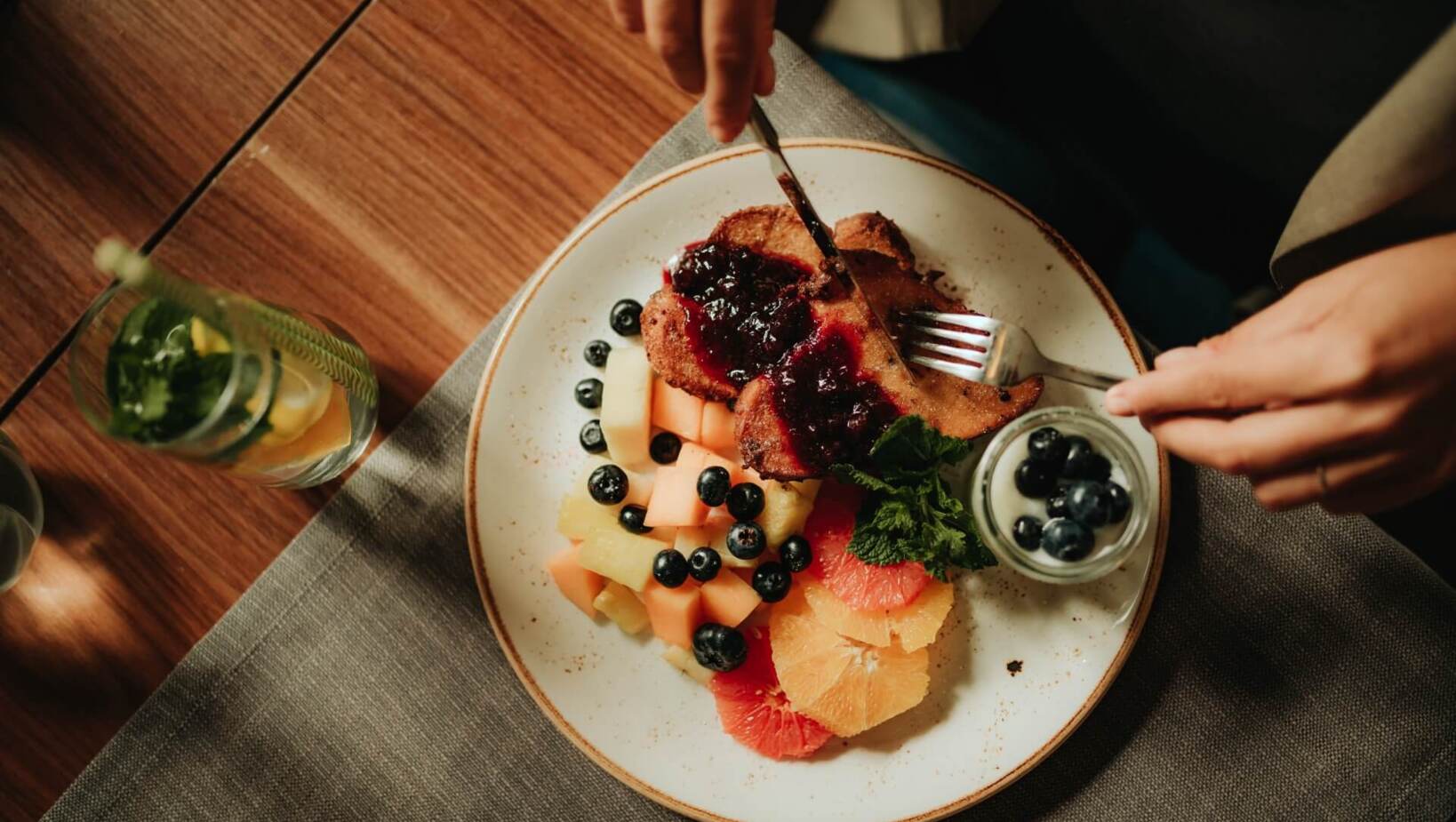 Kolorowy deser serwowany w restauracji z różnorodnymi owocami