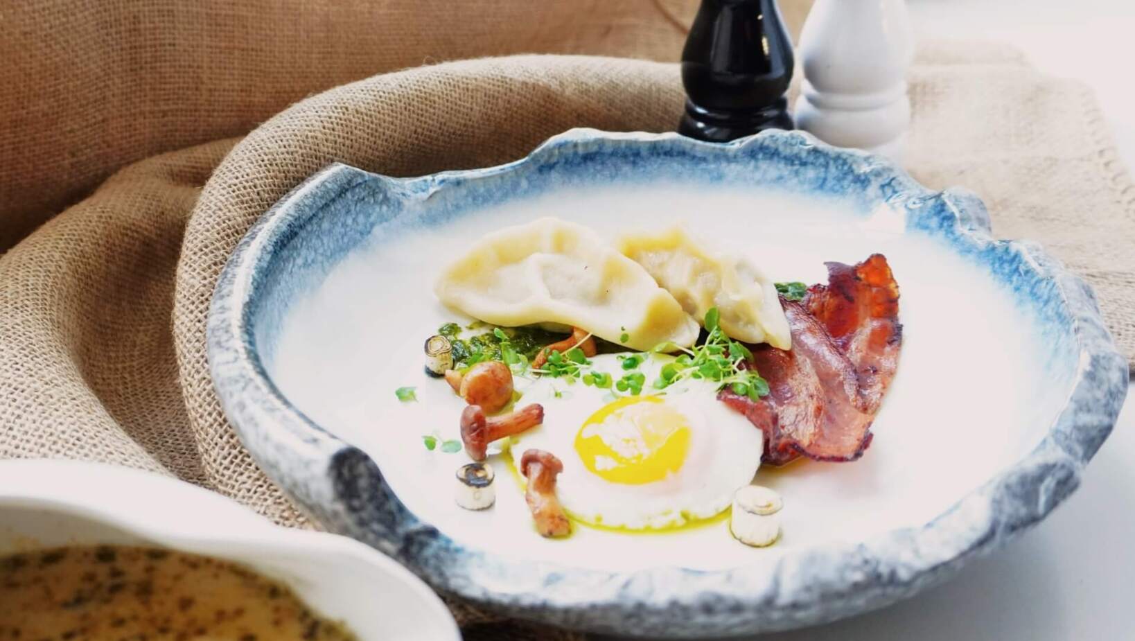 Danie główne serwowane w fantazyjnym talerzu