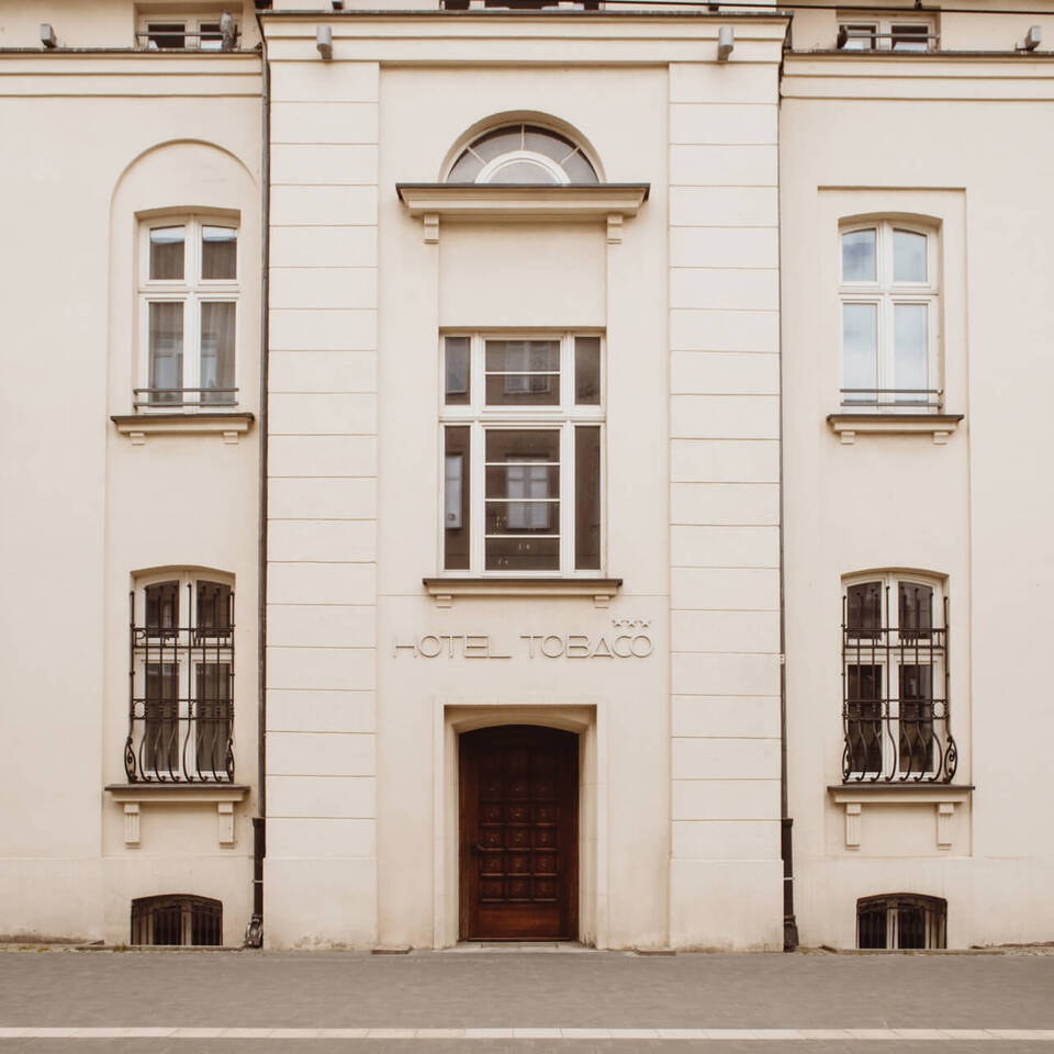 Elewacja budynku przy wejściu do Hotelu Tobaco w Łodzi