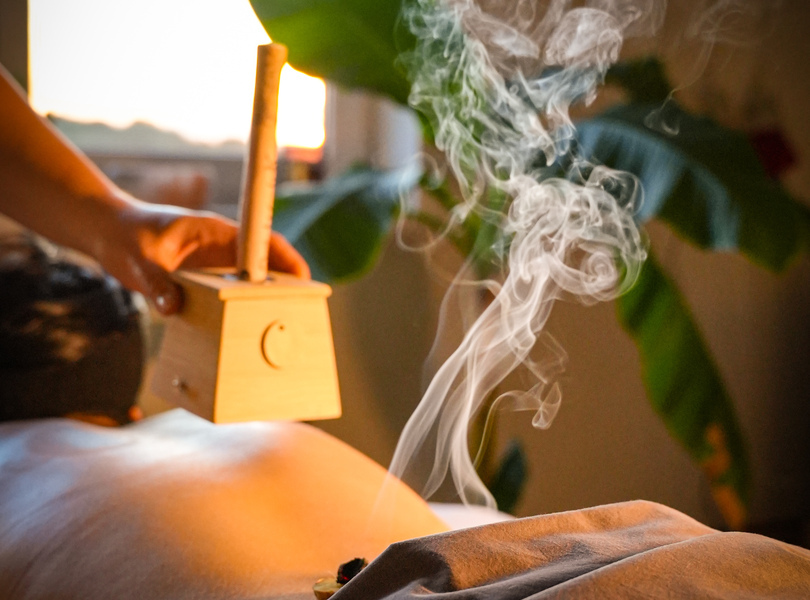 Relaksujący zabieg spa z aromaterapią i dymem, spokojna atmosfera z naturalnym światłem i zielonymi roślinami