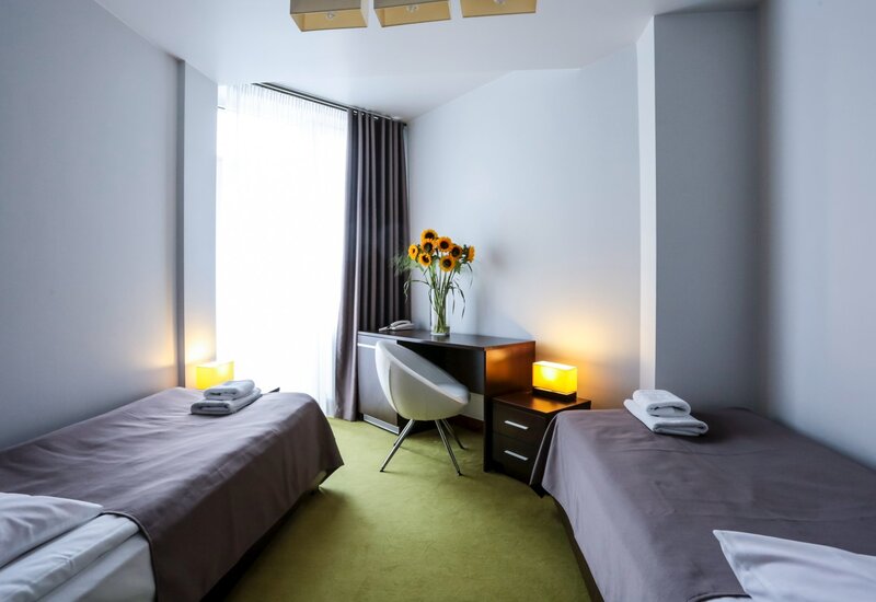 Pokój z biurkiem idealny do pracy