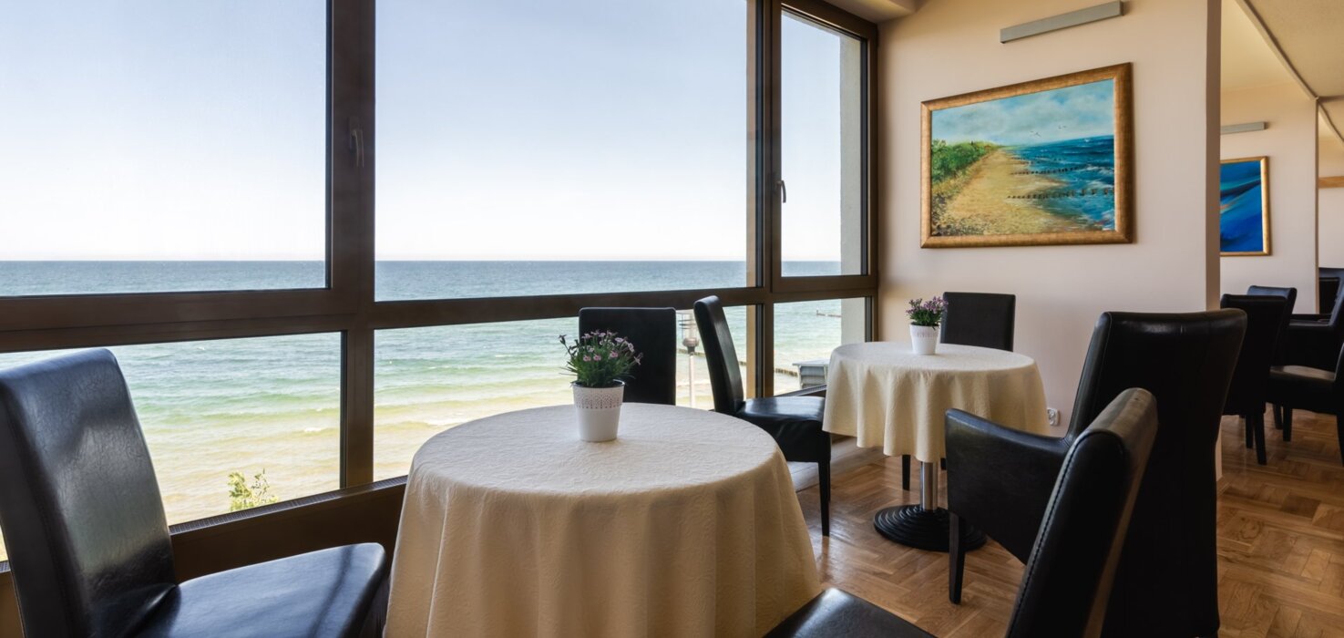 Kameralna sala restauracyjna z widokiem na Bałtyk
