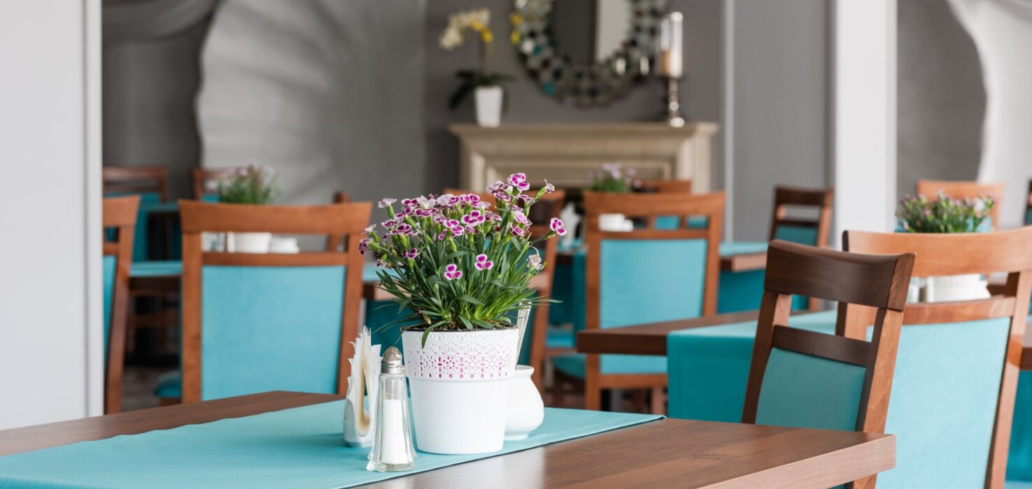 Przytulna restauracja hotelowa z dekoracjami i jasnym wystrojem wnętrza