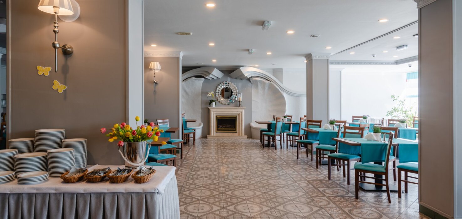 Stylowa sala restauracyjna z dużymi oknami i eleganckim wnętrzem