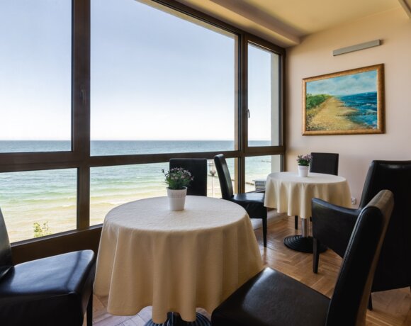 Kameralna sala restauracyjna z widokiem na Bałtyk