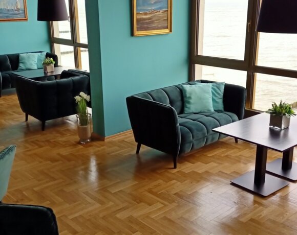 Przytulne wnętrze kawiarni z widokiem na morze