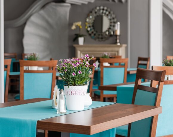 Przytulna restauracja hotelowa z dekoracjami i jasnym wystrojem wnętrza