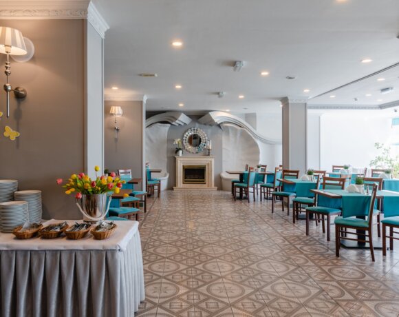 Stylowa sala restauracyjna z dużymi oknami i eleganckim wnętrzem