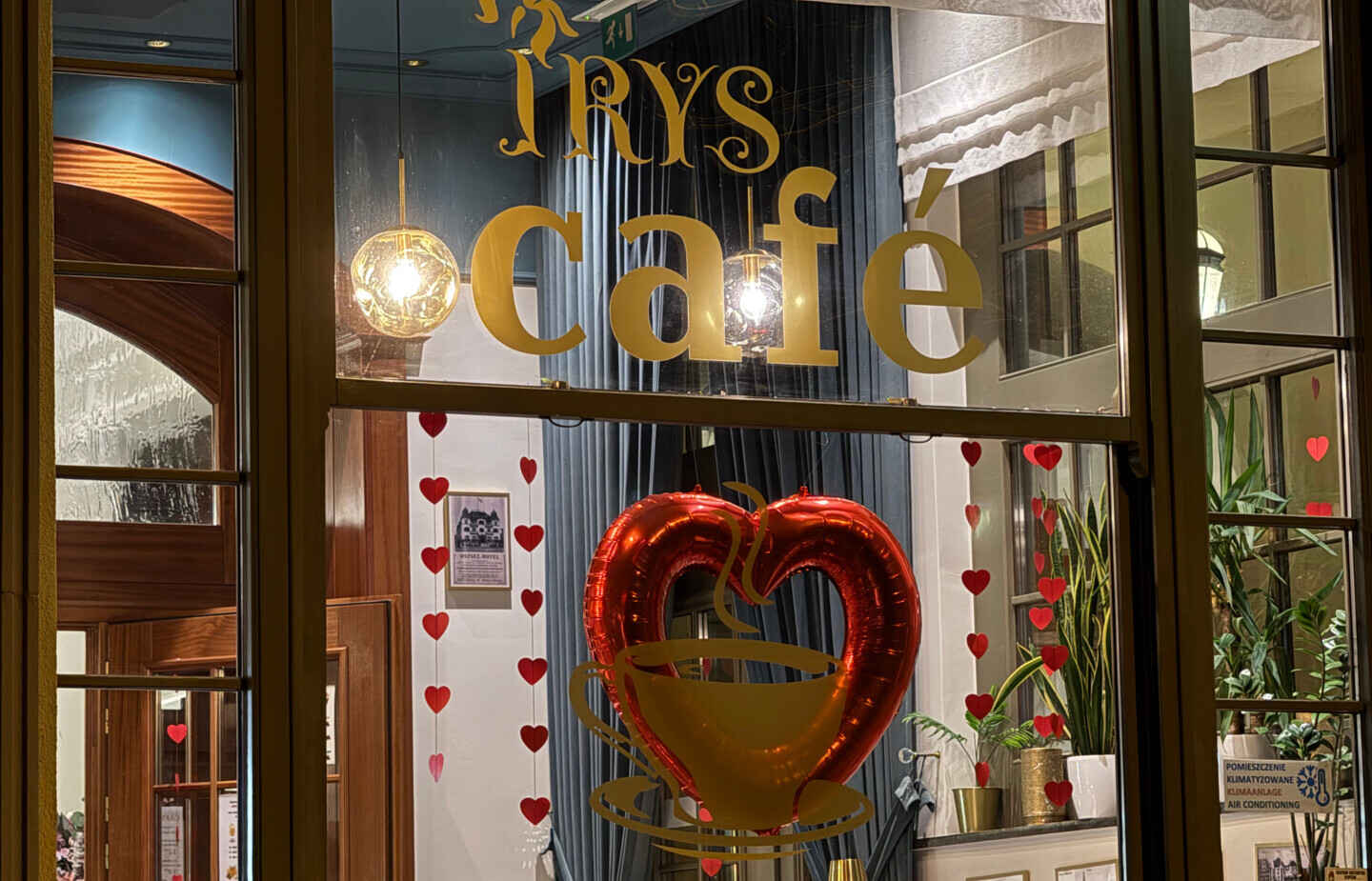 widok na okno kawiarni w hotelu Irys z promenady z zewnątrz