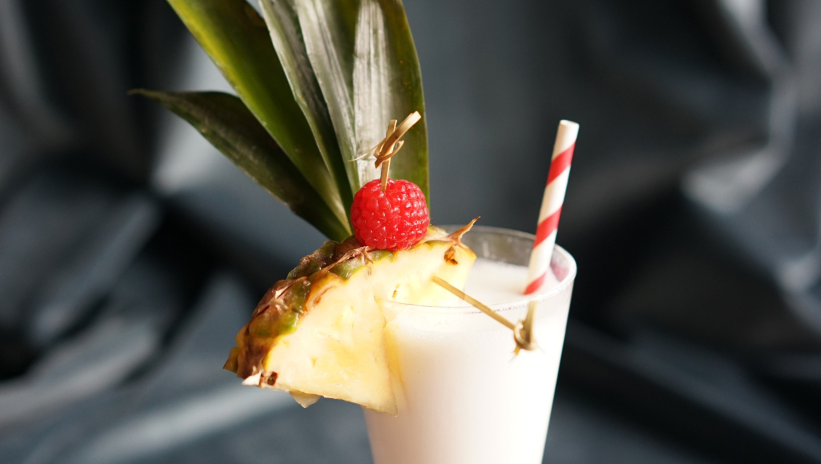 koktajl owocowy z dekoracjami ze świeżych owoców w kawiarni w hotelu Irys w Świnoujściu