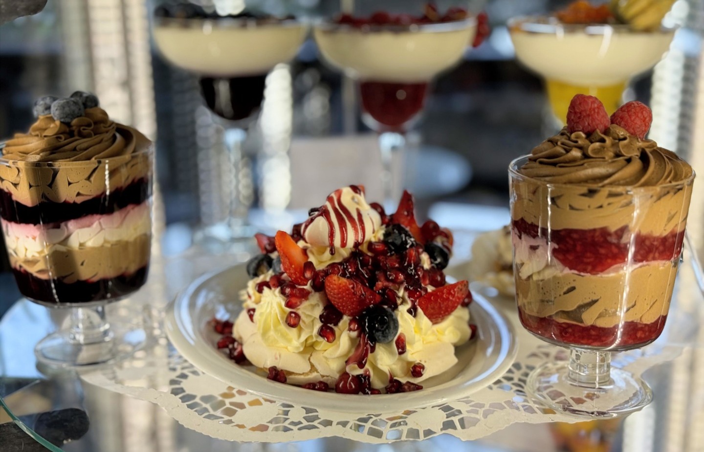 zbliżenie na bezy, musy czekoladowe oraz panna cotty z świeżymi owocami w kawiarni w hotelu Irys w Świnoujściu