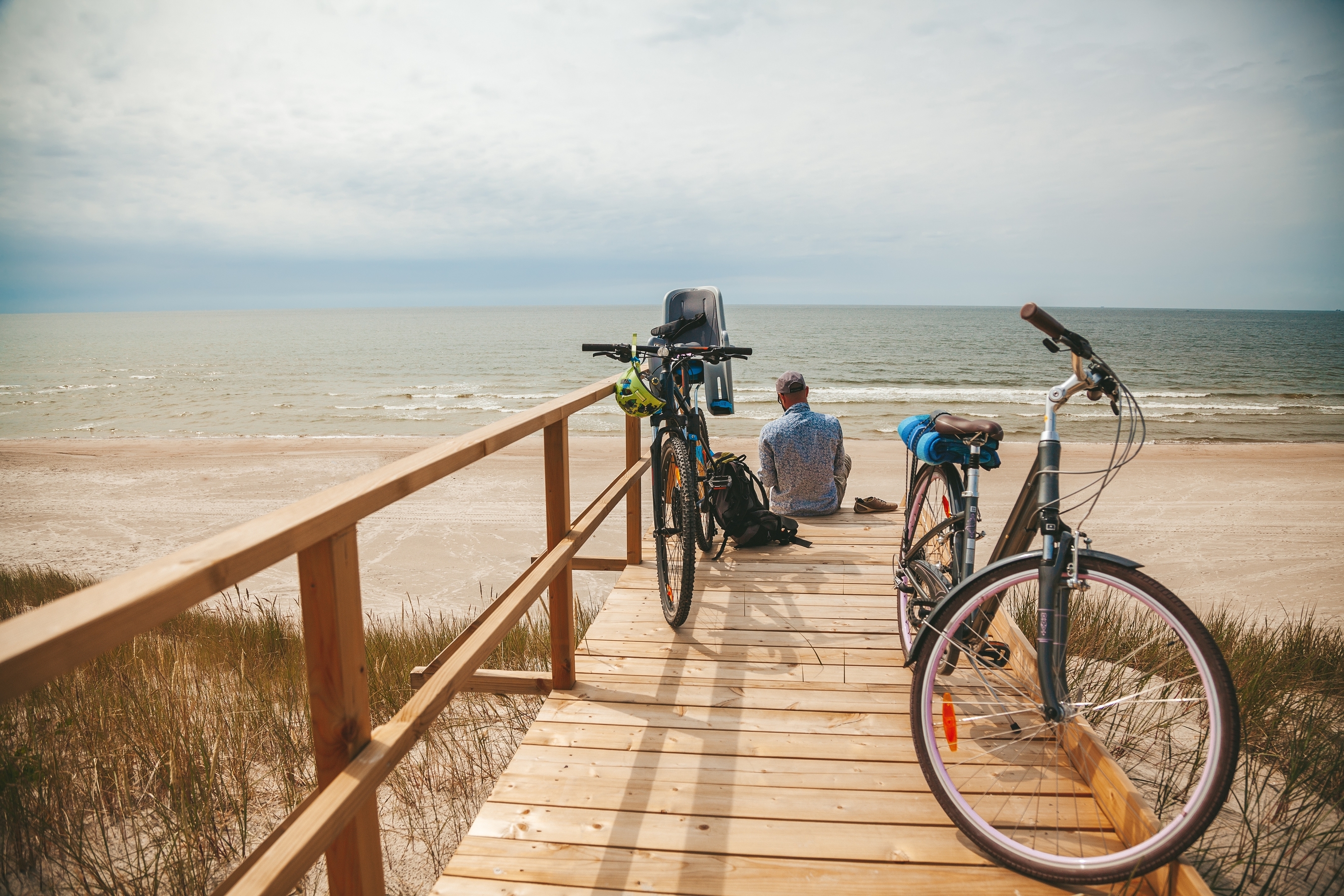Mężczyzna odpoczywający z rowerem na plaży w Świnoujściu