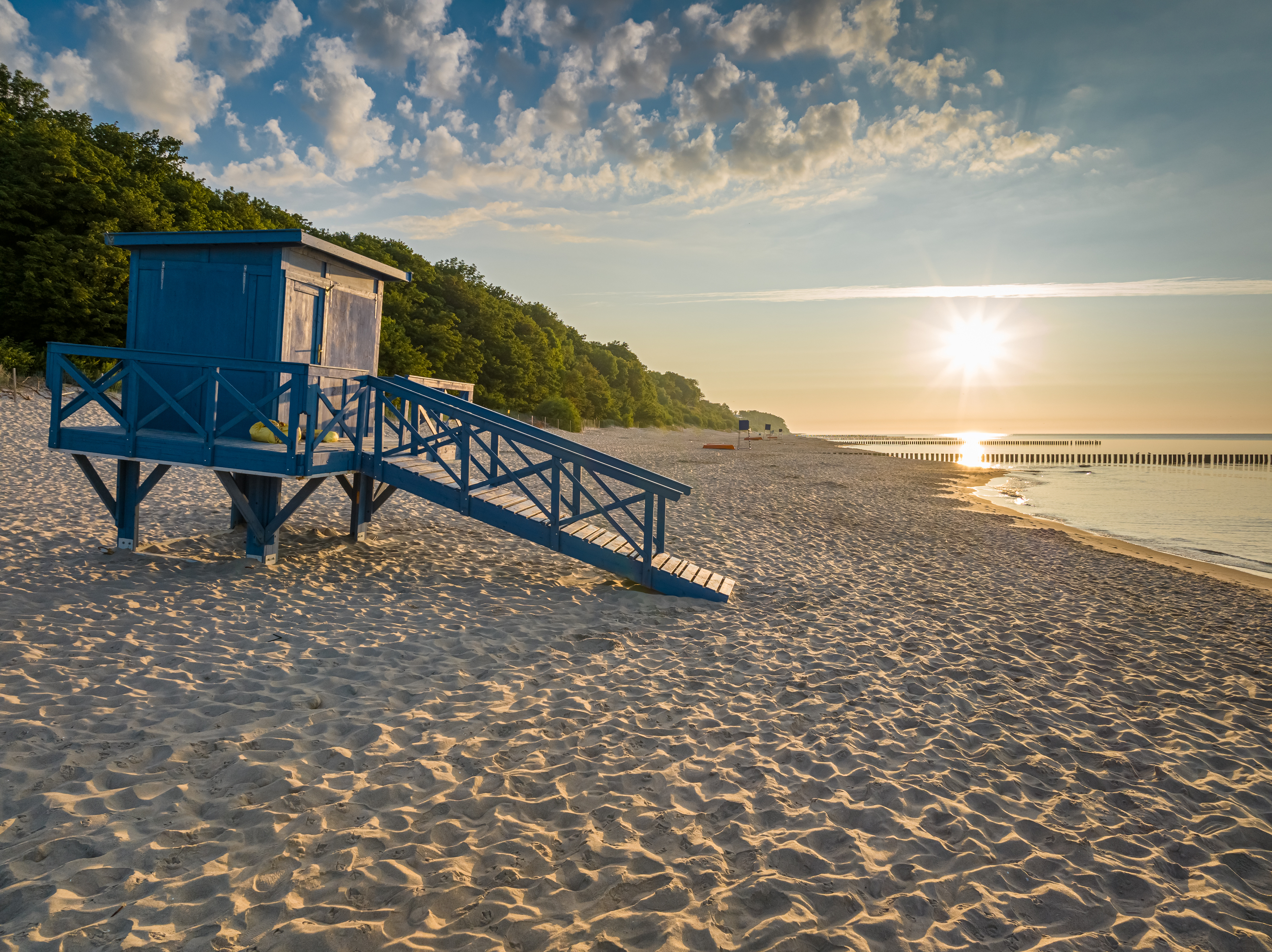 Wieża ratownicza na plaży w Świnoujściu o wschodzie słońca