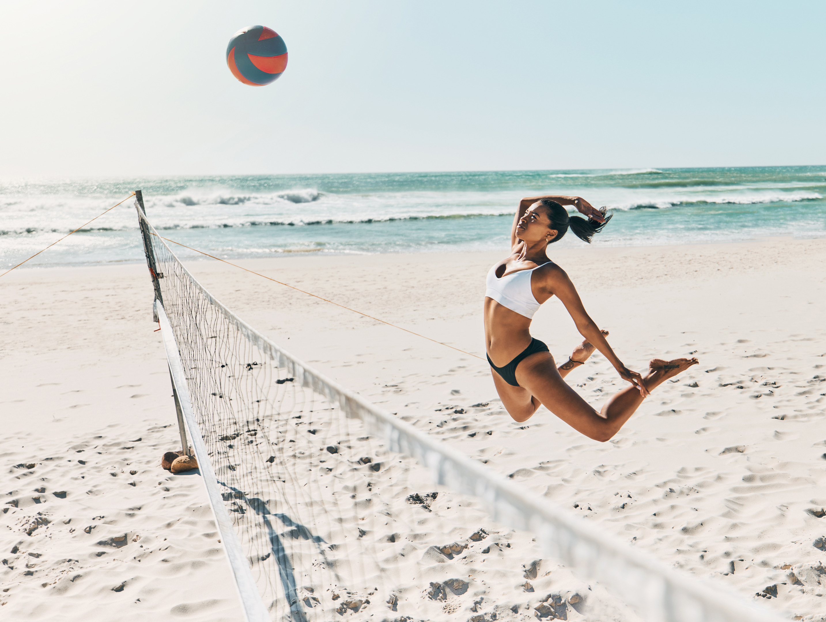 Kobieta grająca w siatkówkę plażową w Świnoujściu