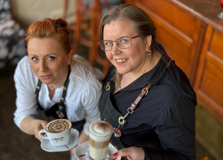 personel podający kawę w kawiarni w hotelu Irys w Świnoujściu