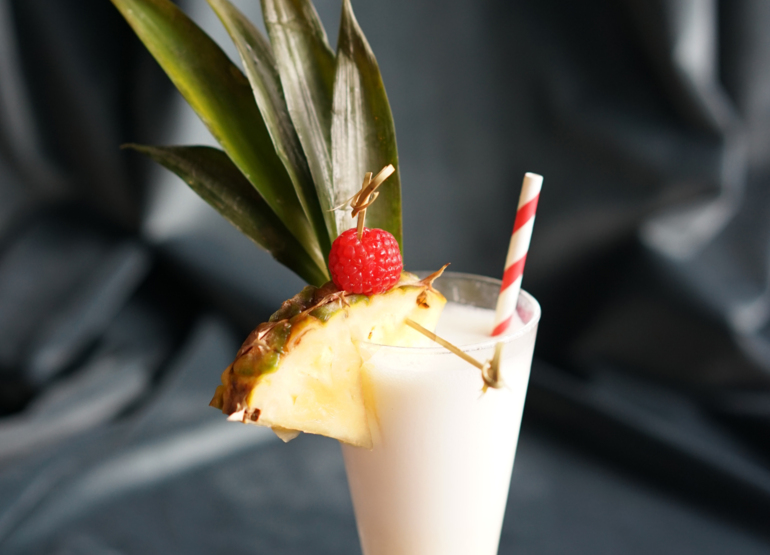 koktajl owocowy z dekoracjami ze świeżych owoców w kawiarni w hotelu Irys w Świnoujściu