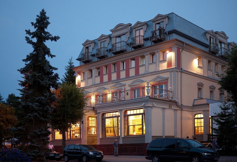 Hotel Irys w Świnoujściu nocą